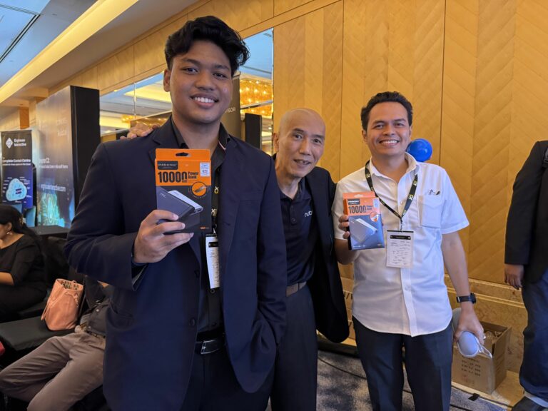 Nubitel-visistors-winning-at-claw-machine